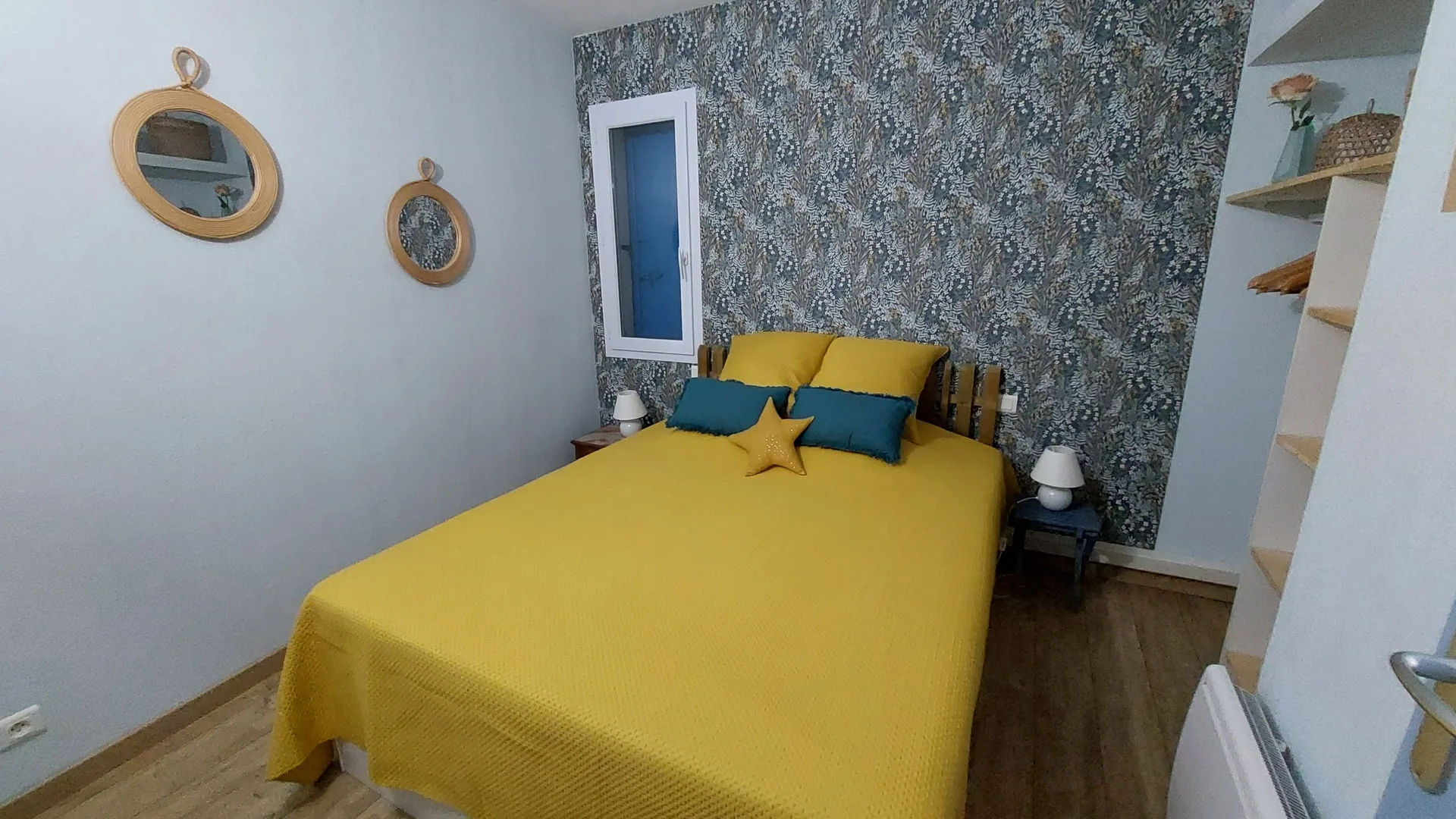 Chambre fleurs, lit double