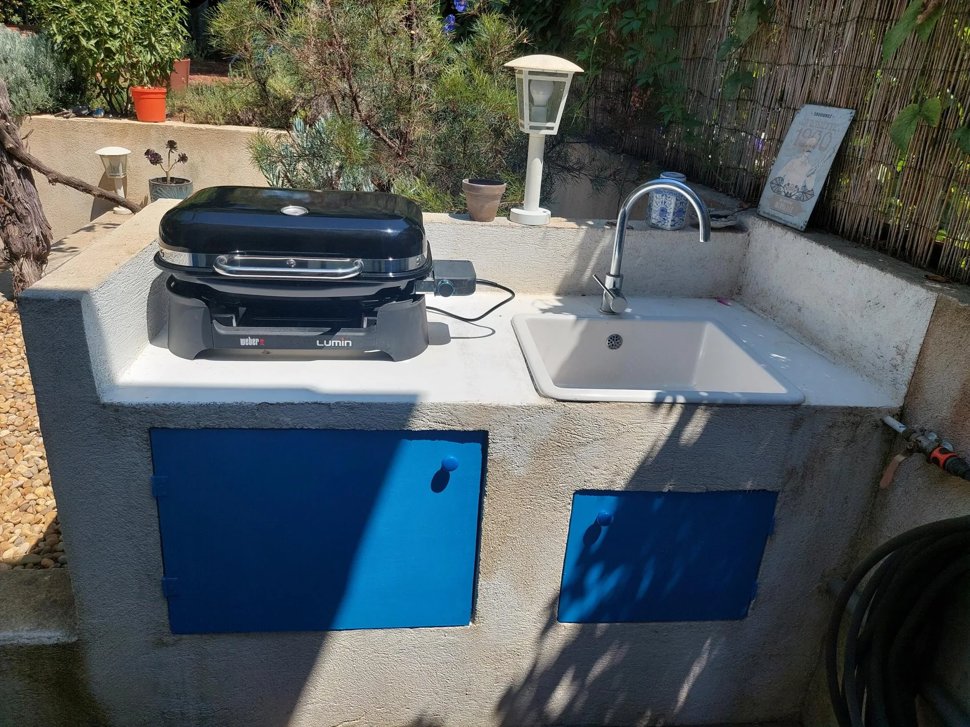 Cuisine d'été avec barbecue et évier extérieur