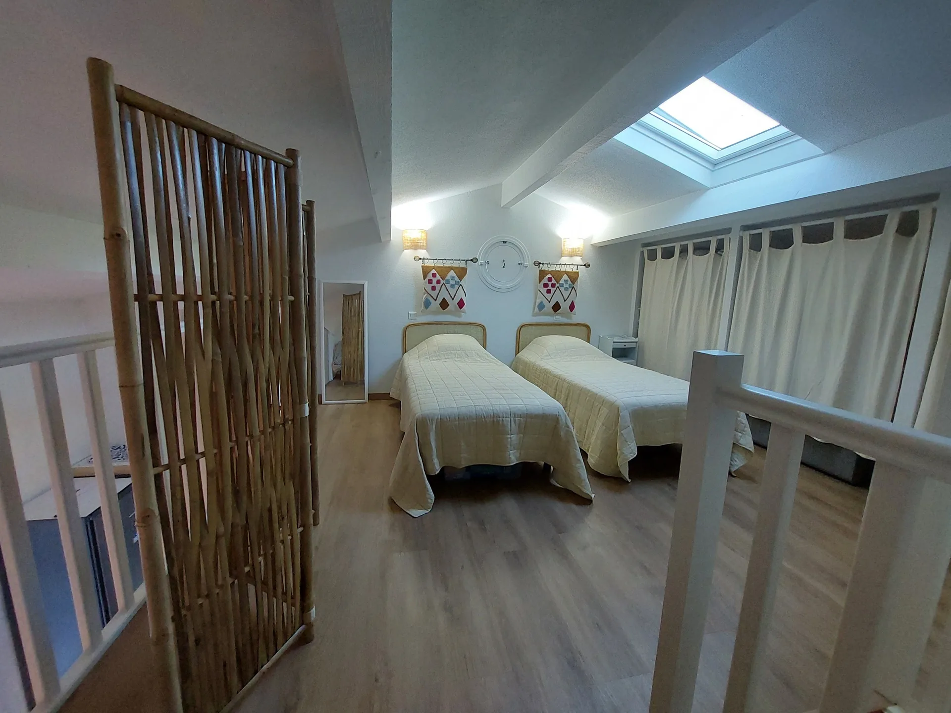 Mezzanine avec deux lits simples