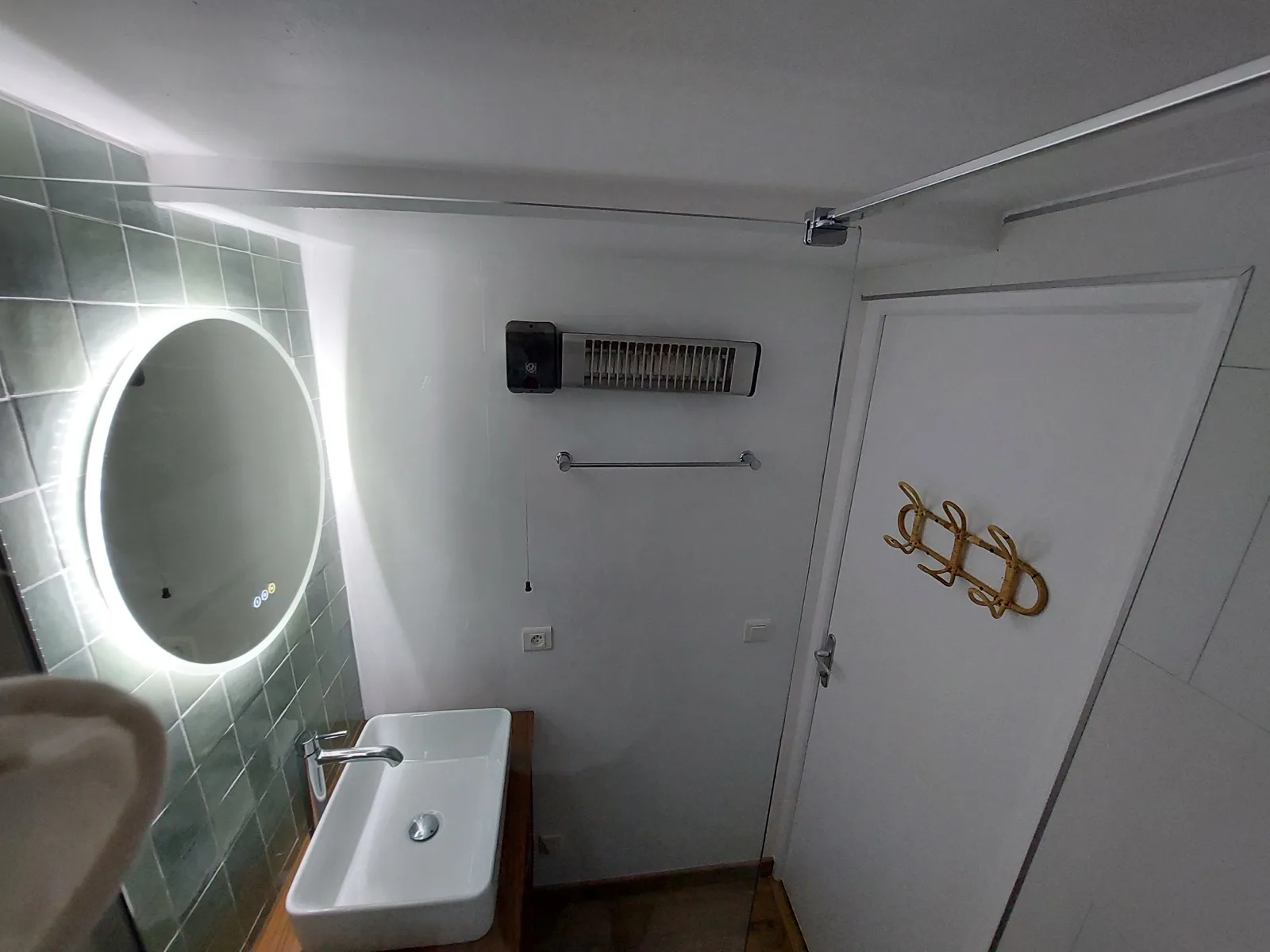 Salle de douche avec vasque, miroir LED et douche à l'italienne